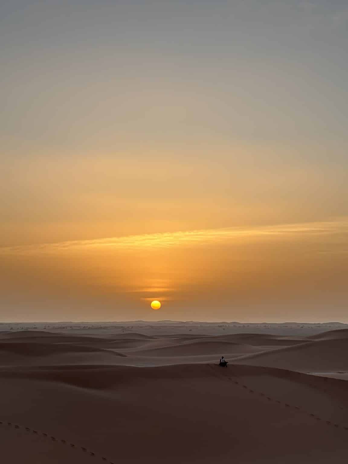 Coucher de soleil dans le désert marocain pendant le séjour du Nouvel An, moment de contemplation et de méditation