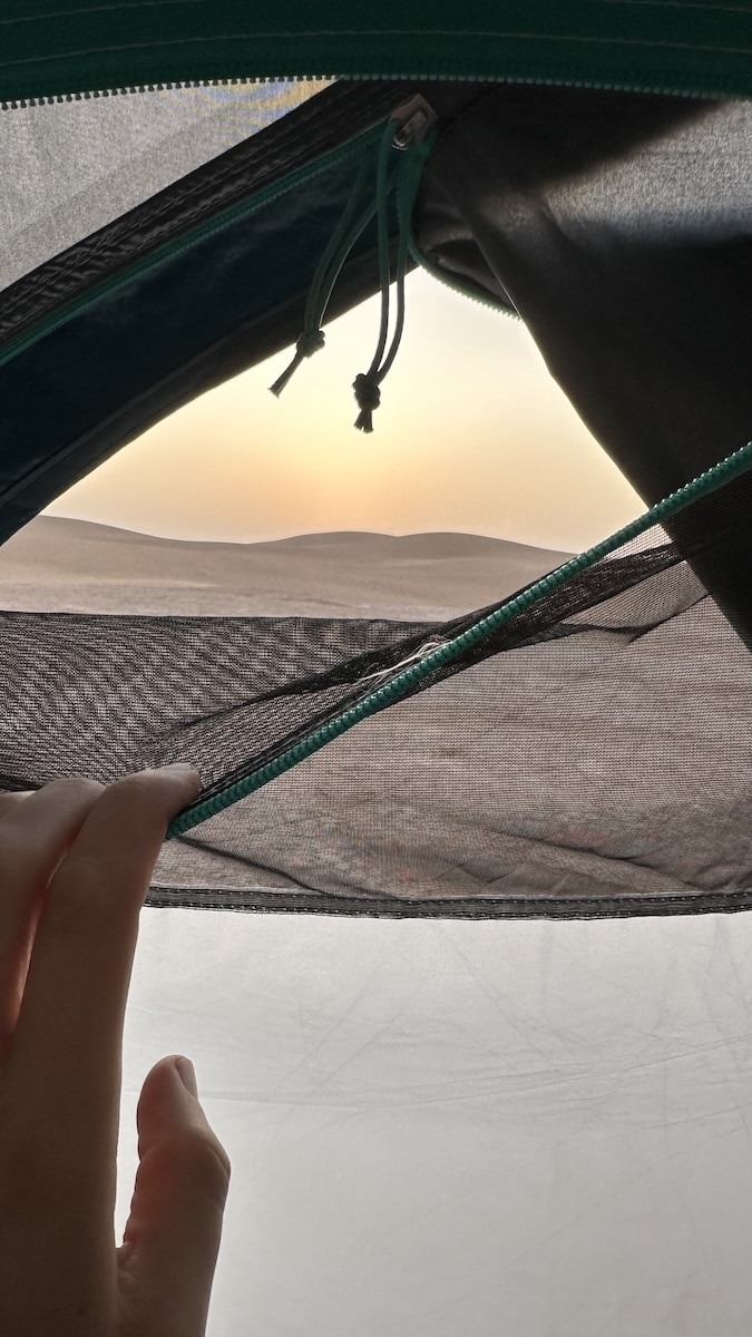 Vue depuis l'intérieur d'une tente dans le désert marocain au lever du soleil