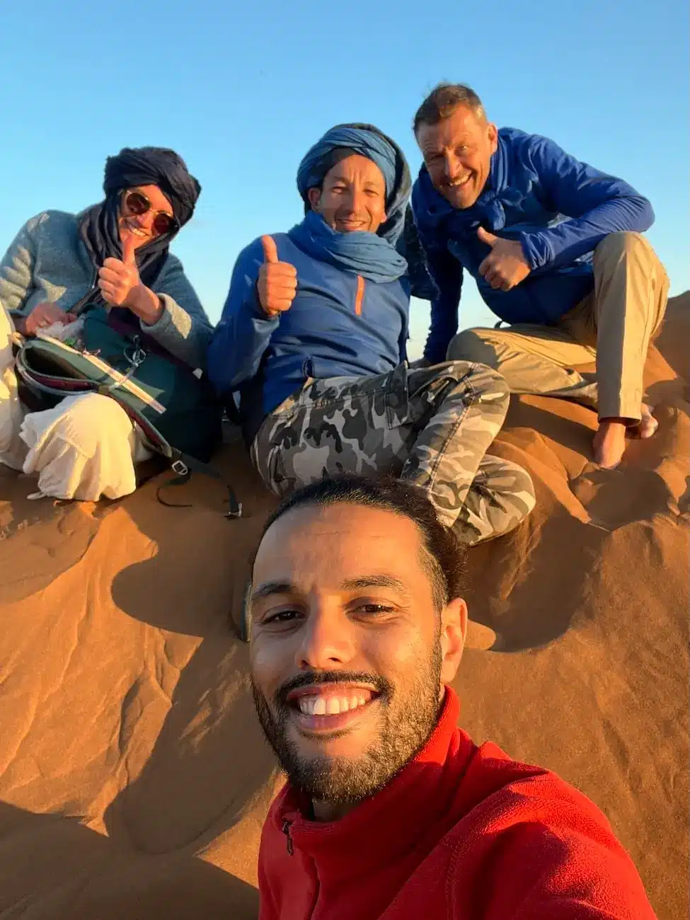 Ambiance de groupe – Retraite spirituelle au Maroc Photo de groupe dans le désert lors d’une retraite spirituelle au Maroc avec Omar et les participants