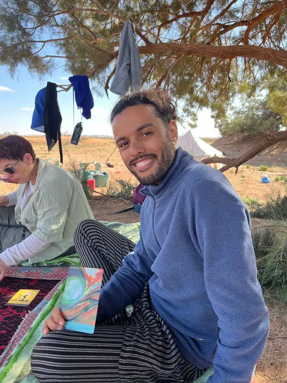 Tirage de carte – Retraite spirituelle au Maroc Tirage de carte pendant une retraite spirituelle au Maroc, animé par Omar sous un arbre dans le désert